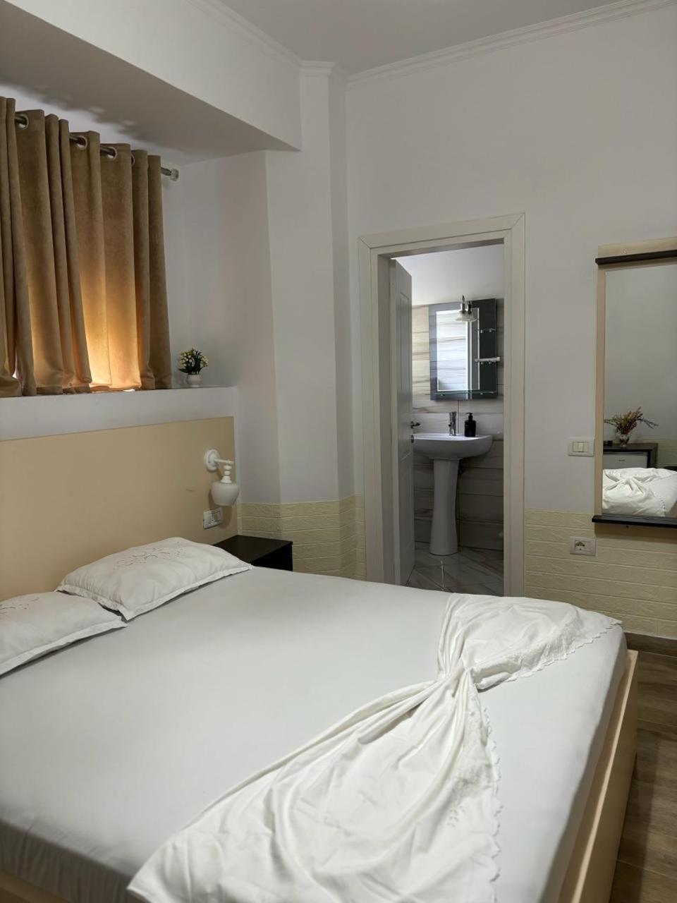 Guest House Adi Hoxha Berat Buitenkant foto