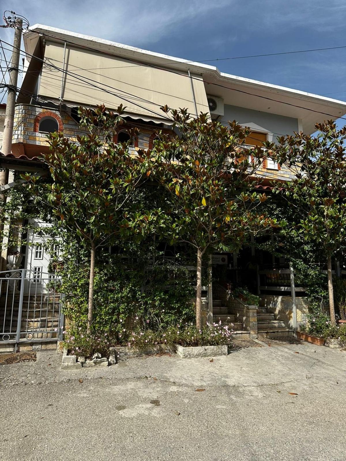 Guest House Adi Hoxha Berat Buitenkant foto