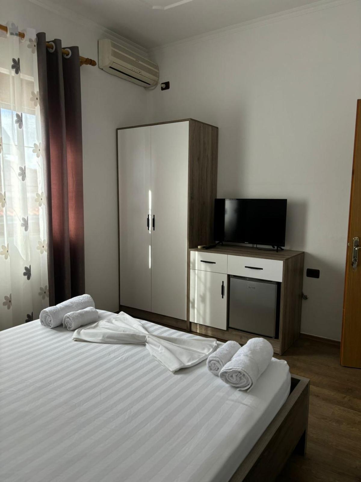 Guest House Adi Hoxha Berat Buitenkant foto
