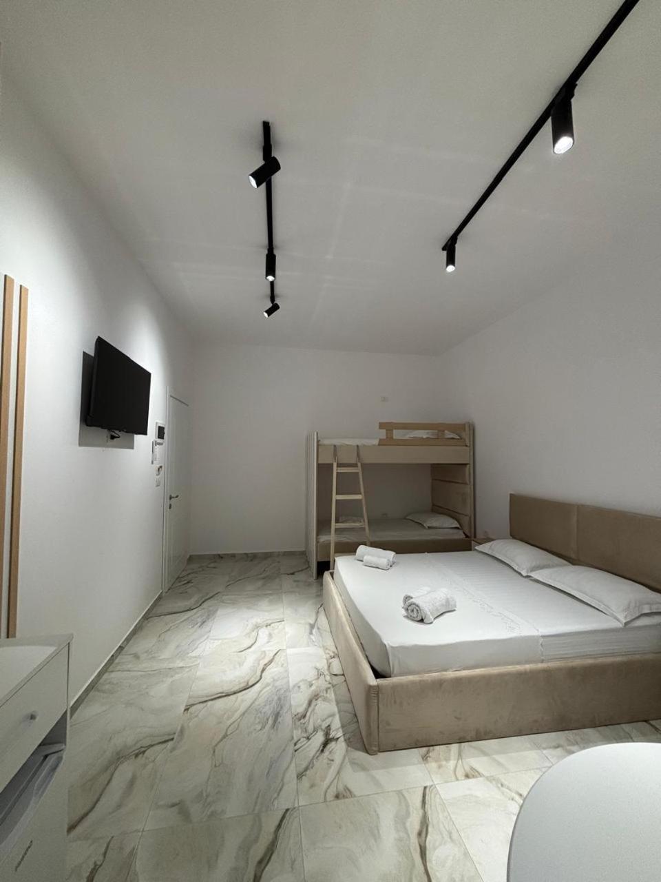 Guest House Adi Hoxha Berat Buitenkant foto