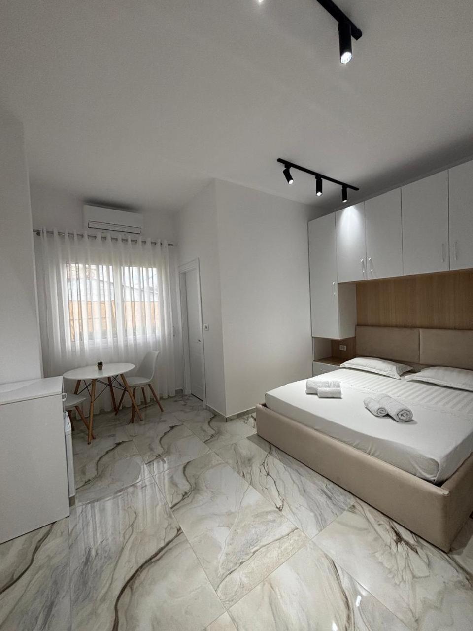 Guest House Adi Hoxha Berat Buitenkant foto